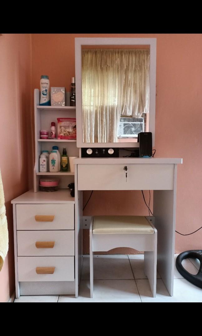 Dresser vanity table (Category: Shelves, Cabinets & Racks) located in Taguig. Submitted by grayanna (Listing ID 1166784213, Image 3). Description: For Sale used but not abused Dresser/Vanity table for pick up only,delivery via lalamove,Angkas,Grab.