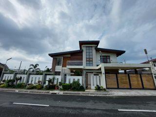 JD Brand New 3 Storey Home For Sale in Tagaytay near Skyranch, Tagaytay Market, Ayala Mall