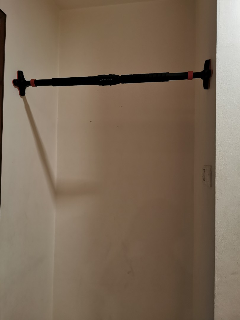Li ning non drilling pull up bar w level tool, Sports Equipment