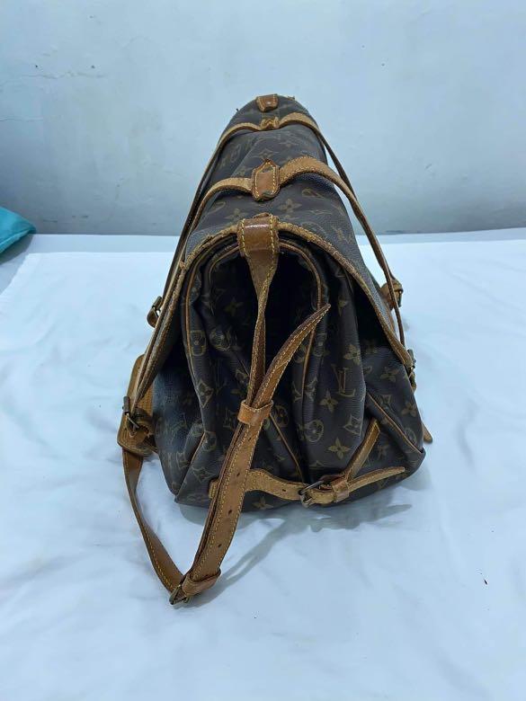 Louis Vuitton Saumur 45 (Category: Luxury Bags & Wallets) located in San Fernando. Submitted by annmhrie (Listing ID 1166779779, Image 3). Description: Pinaka malaking bag sa saumur. 1. wear and tear on the inner part of the sling. outer part looks fine 2. water marks on belts 3. flaked leather on edges as seen on pictures Message me for more info. .