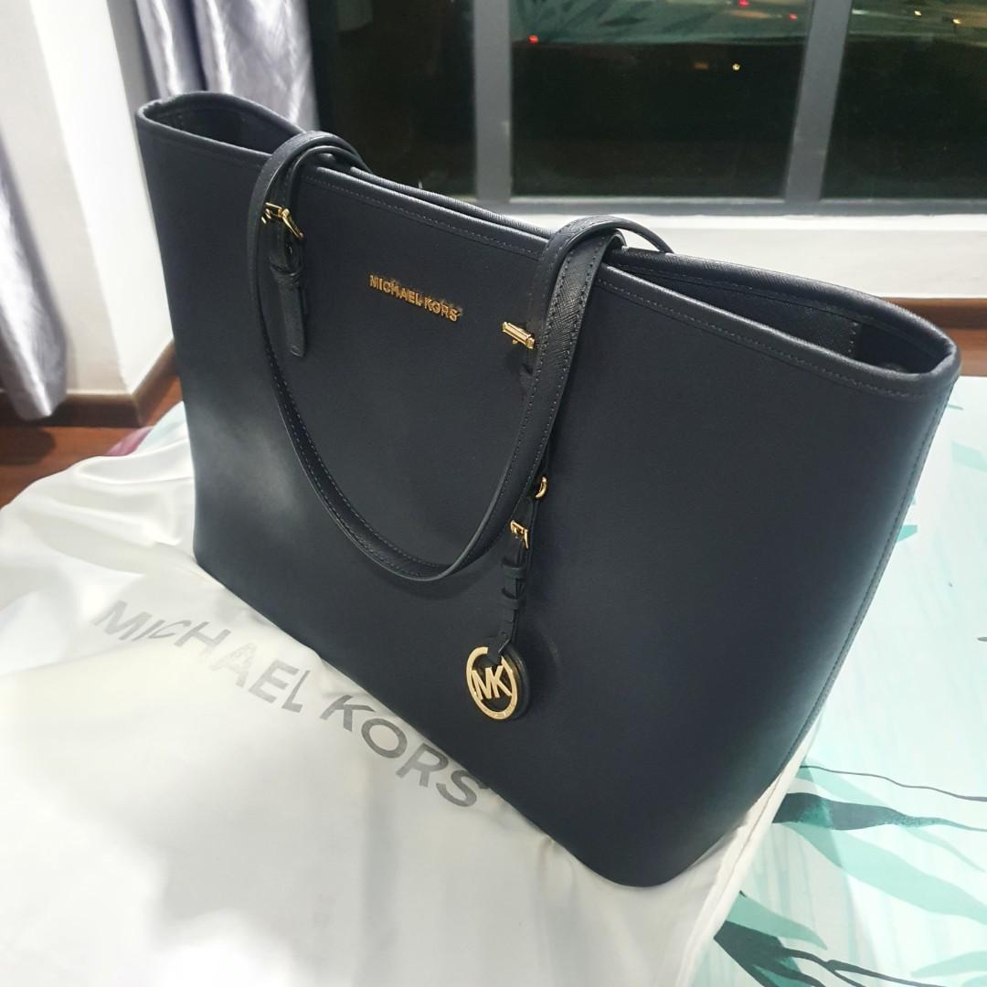 Michael Kors Jet Set Travel Medium Saffiano Leather Top-Zip Tote Bag,  Luxury, Bags & Wallets on Carousell