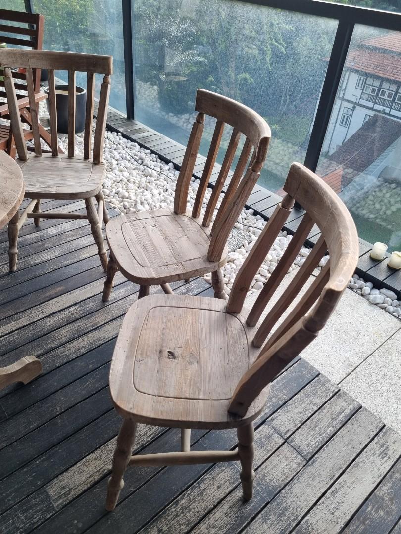 Nice wooden European style round wooden table 3 chairs