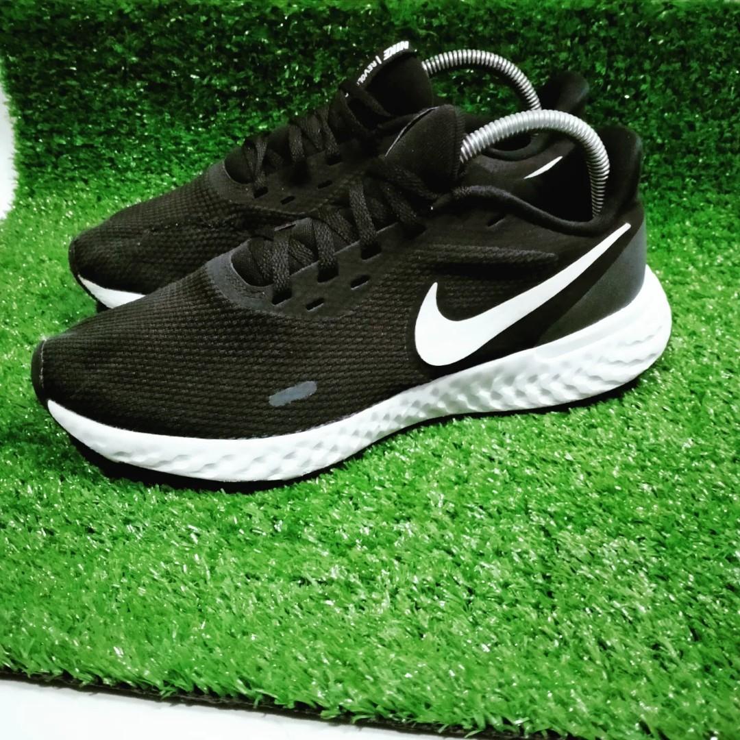 nike revolution five