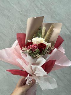 (ready stock/free delivery in east) Premium preserved dried flowers bouquet with red and white roses