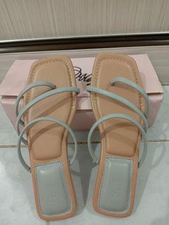 Sandal Flat 37 Kecil