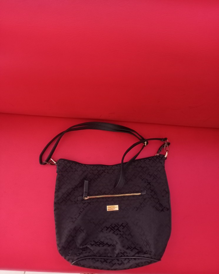 Tommy Hilfiger bag, Women's Fashion, Bags & Wallets, Cross-body Bags on