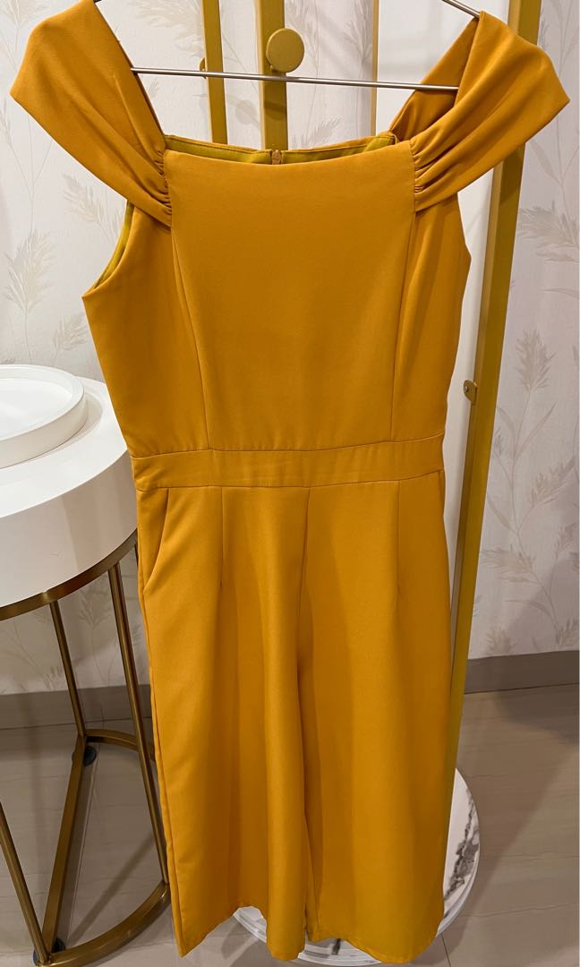 Yellow jumpsuit, Fesyen Wanita, Pakaian 