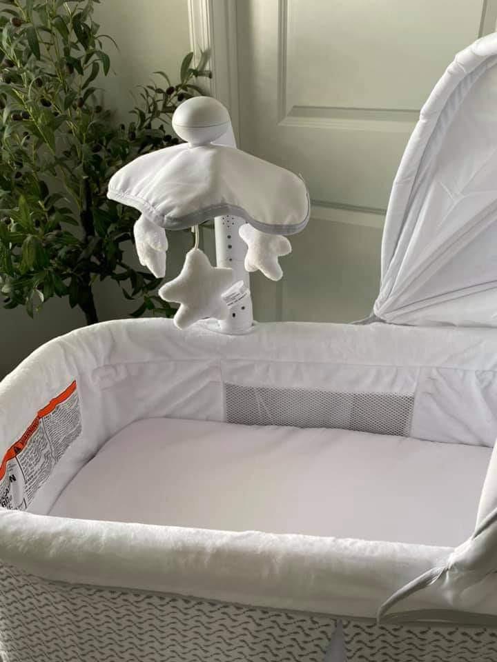 Automatic gliding bassinet top