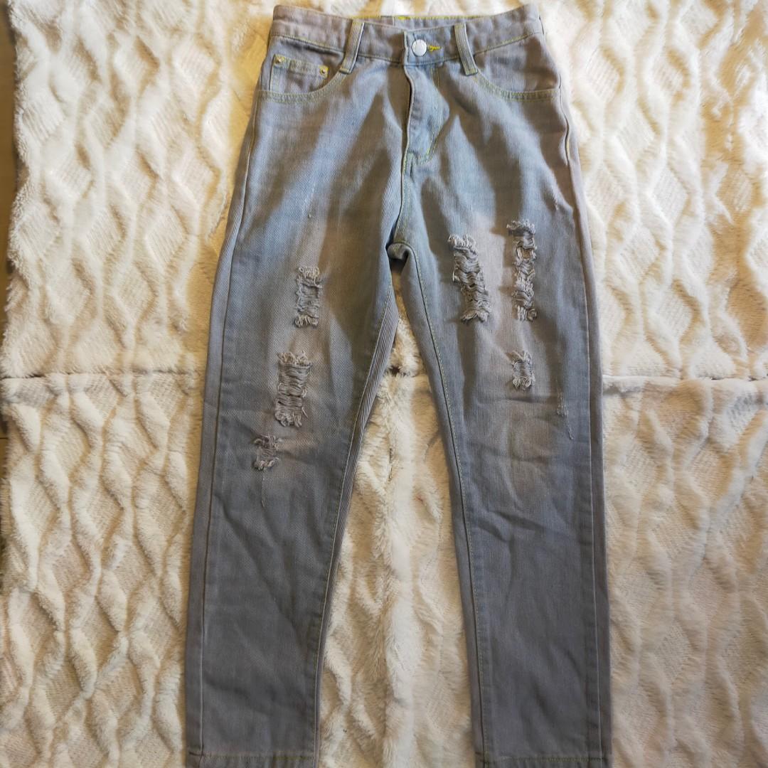 highwaist tattered jeans (Category: Jeans) located in Quezon City. Submitted by _DeclutterQC (Listing ID 1166969983, Image 2). Description: size 24 - 25, never used.