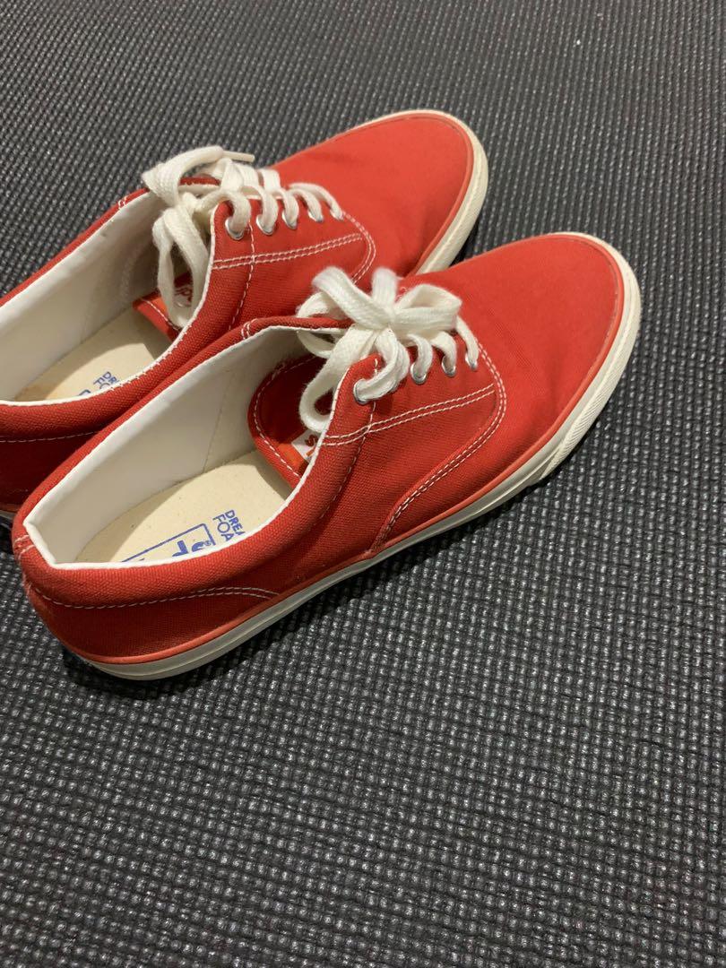 red sandshoes