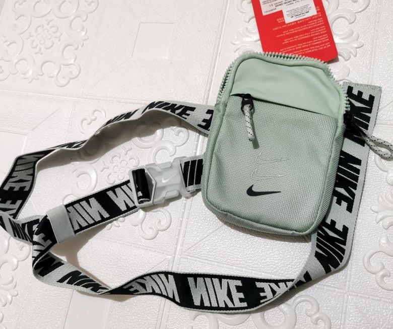 Nike essentials outlet small hip pack