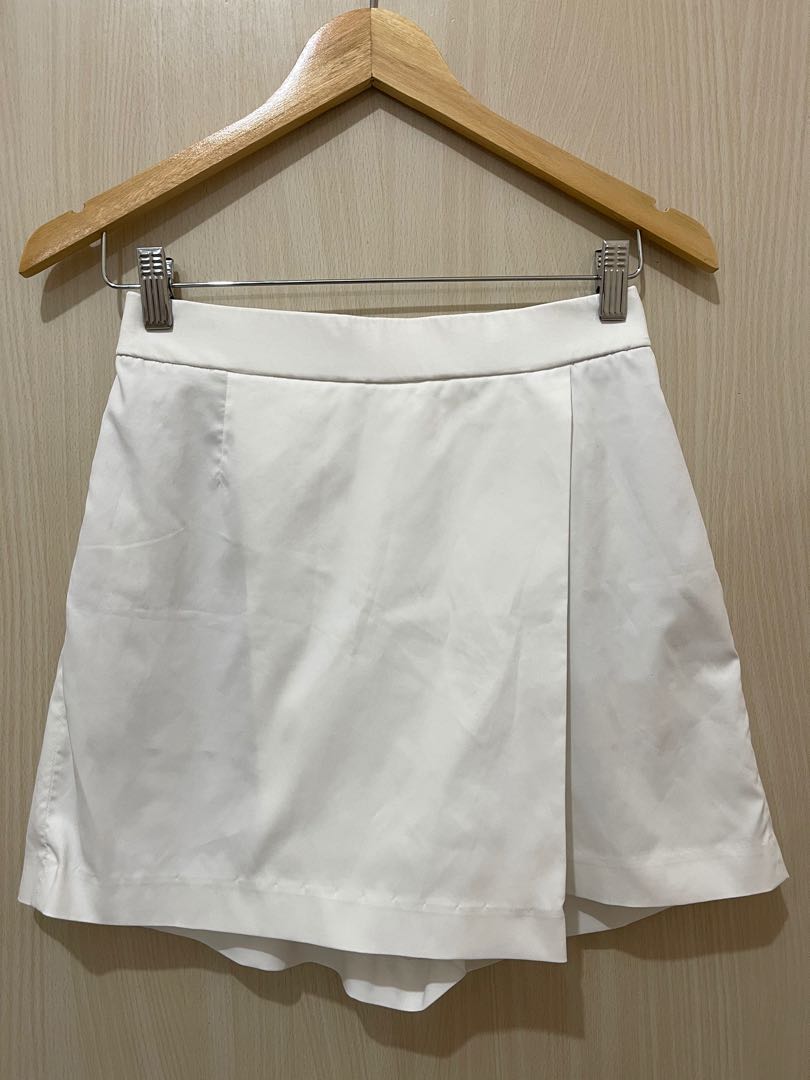 UNIQLO White Smart Skort, Women's Fashion, Bottoms, Skirts on Carousell