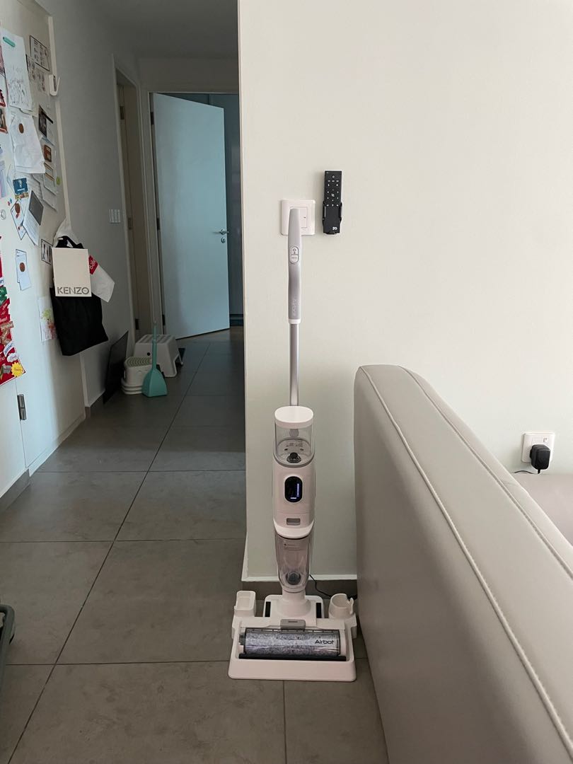 Airbot ipro wet vacuum and mop self cleaning, Furniture & Home Living