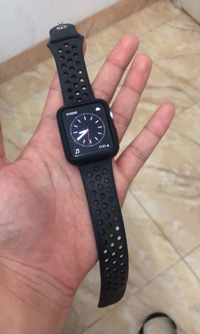 Apple watch series 3 42mm, Fesyen Pria, Jam Tangan di Carousell