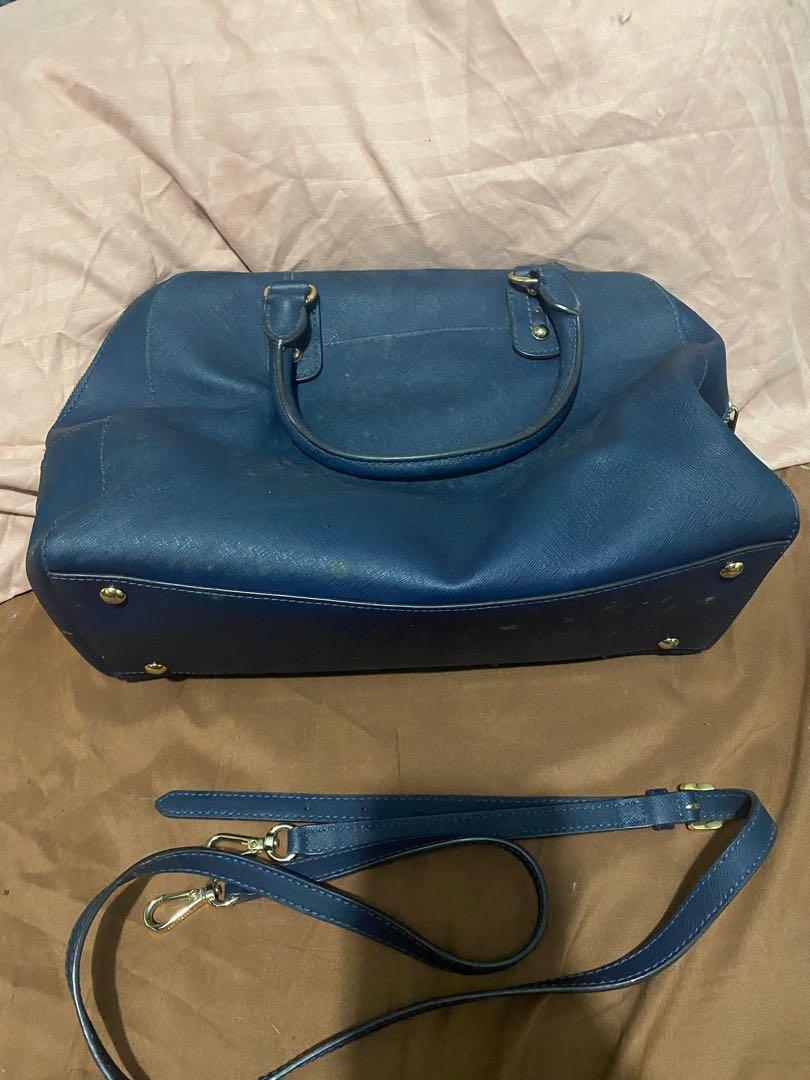 AUthentic MK Navy Blue (Category: Luxury Bags & Wallets) located in Quezon City. Submitted by _meffenamic (Listing ID 1167176433, Image 3). Description: Need to be thoroughly washed. No issues aside from the inner cloth thats dirty..