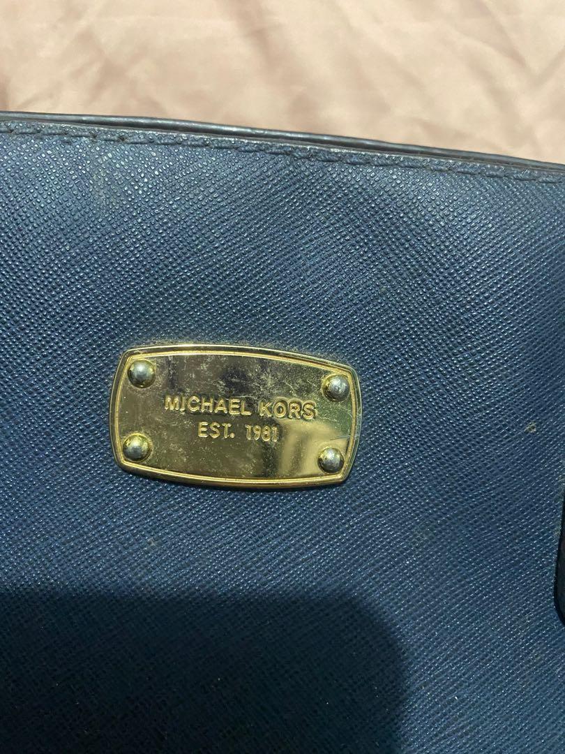 AUthentic MK Navy Blue (Category: Luxury Bags & Wallets) located in Quezon City. Submitted by _meffenamic (Listing ID 1167176433, Image 2). Description: Need to be thoroughly washed. No issues aside from the inner cloth thats dirty..