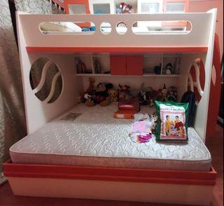 Family combo bunk bed new condition with Queen and single mattresses