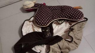 Gendongan bayi dan bantal peang