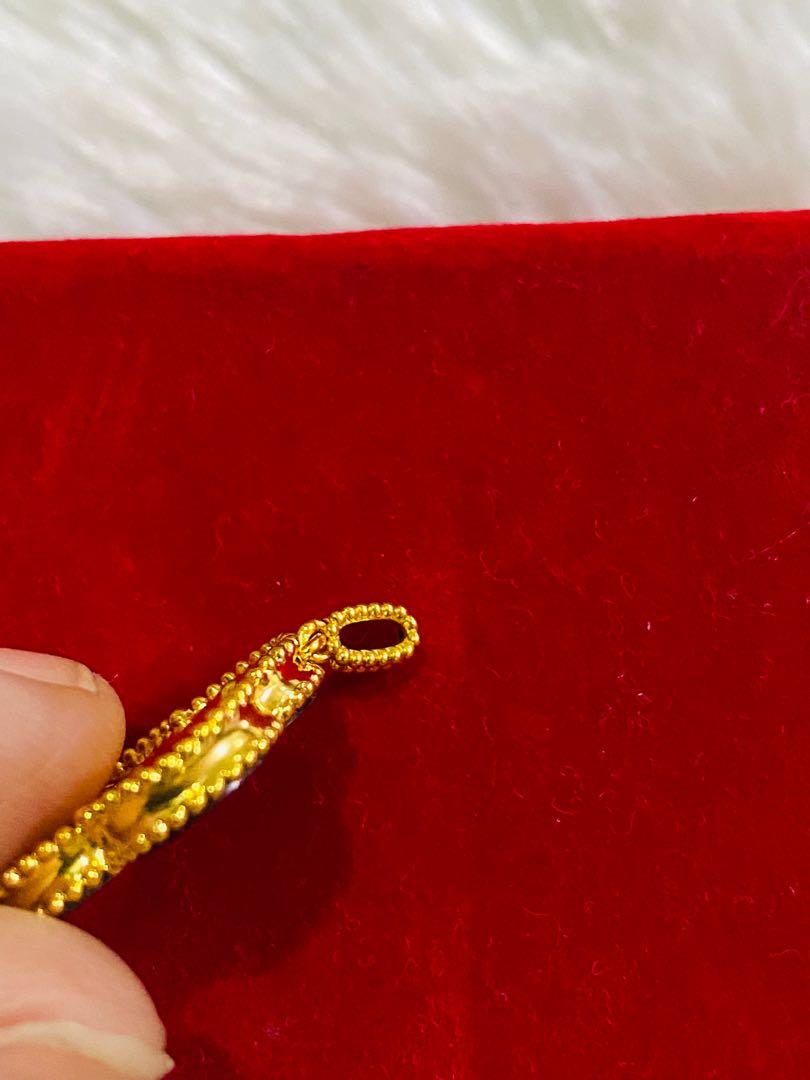 VCA reversible pendant 20mm (Category: Charms) located in Caloocan City. Submitted by rowee27 (Listing ID 1167072494, Image 3). Description: 18k HK gold setting With certificate Reversible 20mm.