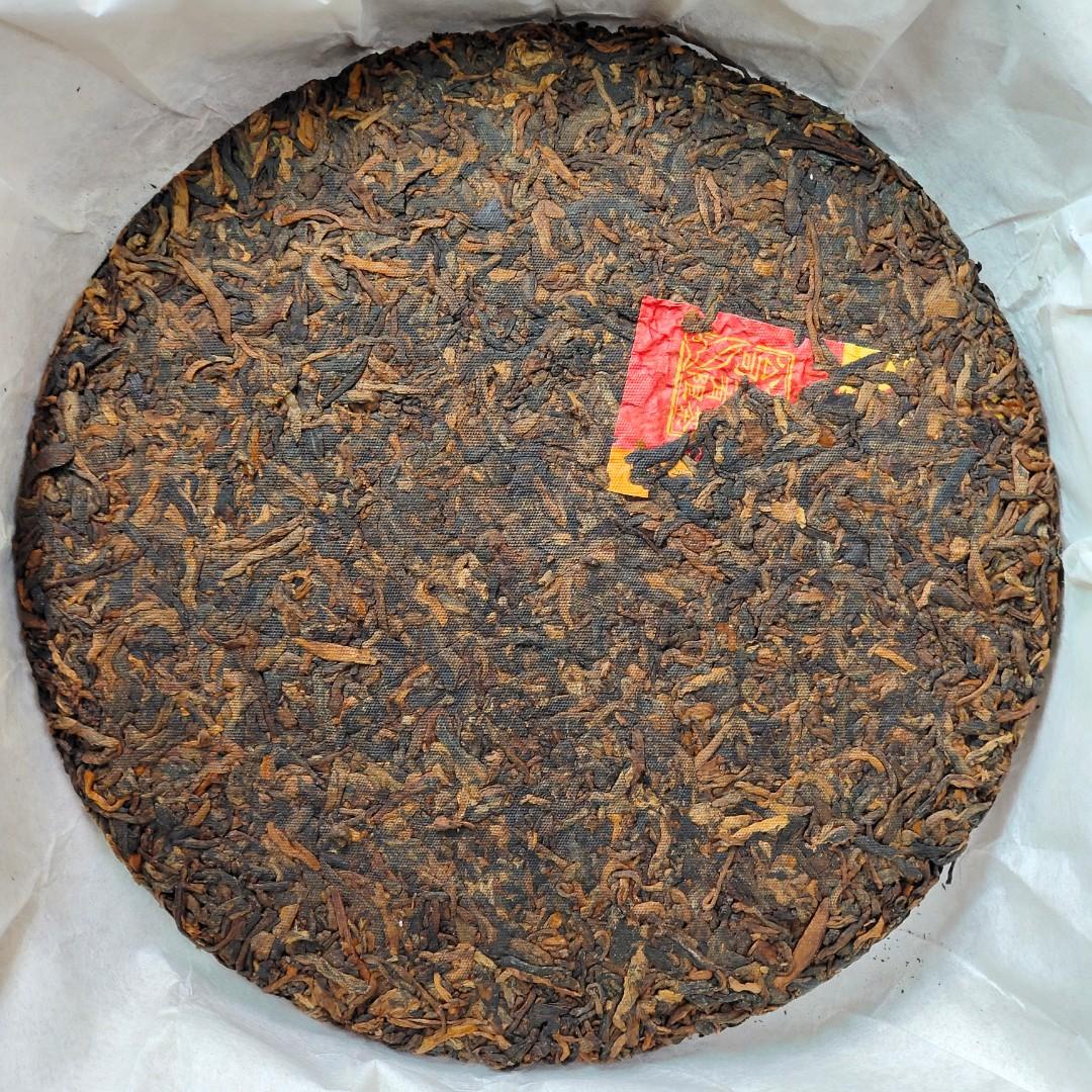 2022年 中茶虎年生肖紀念茶葉 虎嘯津生 普洱茶 熟茶 雲南七子餅茶葉 農曆壬寅年 357g/茶餅 $0.67/g 茶磚 沱茶 Tea （分類：飲料）位於 Hong Kong。 由 NoTaBoo 提交（商品編號 1159146078，圖片 3）。簡介： 由2012年龍年開始，新一系列中茶生肖紀念茶葉已經成為很多人的每年必買茶餅。中茶每年精挑細選喬木大樹茶菁拼配而成，用料高級，入口香醇。無論是送禮自用，都深得茶友喜愛。 近年大衆對健康養身越來越著重，相信高級茶餅比傳統甜食美點更能得到送禮對方歡心。無論是新年、節日、生日、紀念日等，中茶生肖茶餅都是最佳的健康禮物首選。 虎年普洱熟茶甄選雲南布朗山優質原料，傳統工藝發酵，專業茶師拼配。條索緊結，色澤紅褐，金毫顯露；湯色紅濃；陳香高揚，濃郁純正，帶陳木香；滋味濃醇，甜糯厚滑，回甘爽潤，陳韻悠長；葉底紅褐。 如跟虎年普洱生茶餅一併購入，特價 $760一套。 https://www.carousell.com.hk/p/1159145812/ *