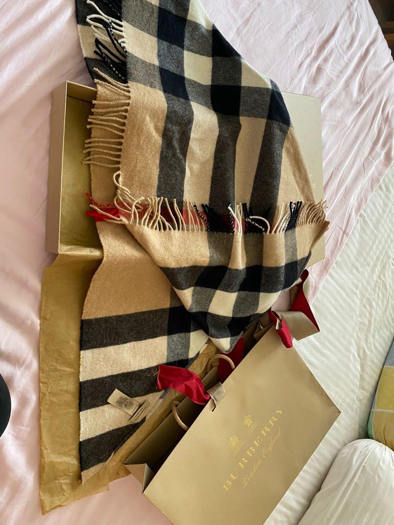 Burberry outlet triangle scarf