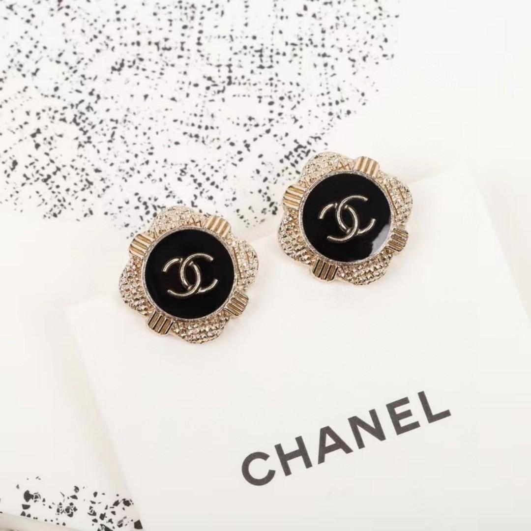 chanel earrings metal & resin gold & black