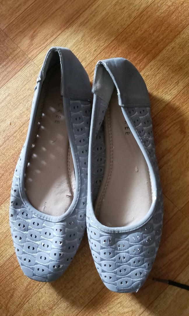 Flat shoes (Category: Flats & Sandals) located in Manila. Submitted by chesnuts (Listing ID 1167242808, Image 1). Description: well used but and not abused size 6.