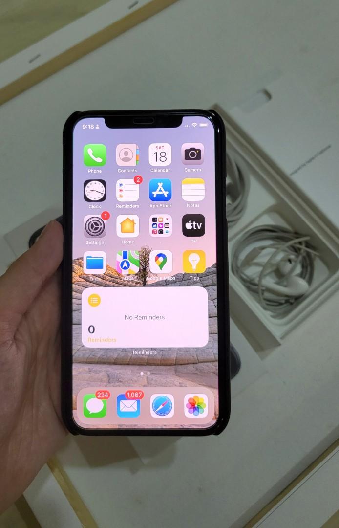 Iphone XS 256gb Space Grey (Category: iPhone X Series) located in Quezon City. Submitted by marysthings (Listing ID 1167361628, Image 2). Description: in good condition 1st owner with tempered glass screen protector free spigen case Globe locked includes earphone and charger with cable.