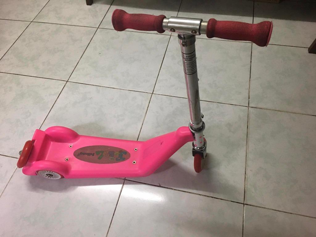 JDbug Kiddie Kick Scooter (Category: Skates, Rollerblades & Scooters) located in Taguig. Submitted by Negosyokoto (Listing ID 1167347604, Image 3). Description: JDbug Kiddie scooter With adjustable handle RFS: decluttering .