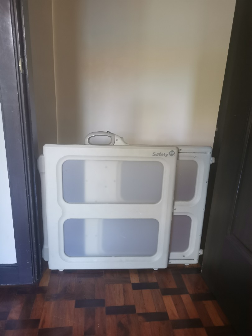 Safety 1st baby gate, Babies & Kids, Baby Nursery & Kids Furniture