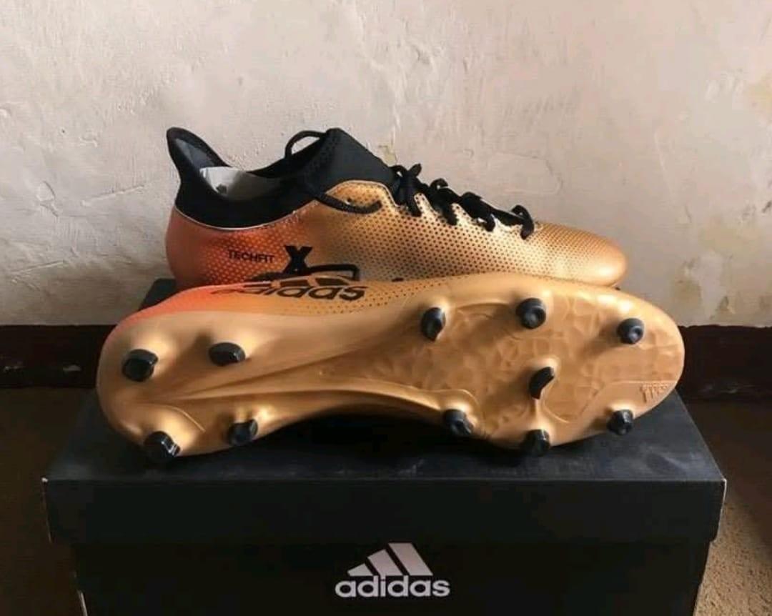 Sepatu bola on sale adidas x techfit