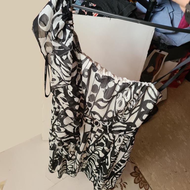 BISOU BISOU Toga Black & White abstract dress (Size 8), Women's Fashion,  Dresses & Sets, Dresses on Carousell
