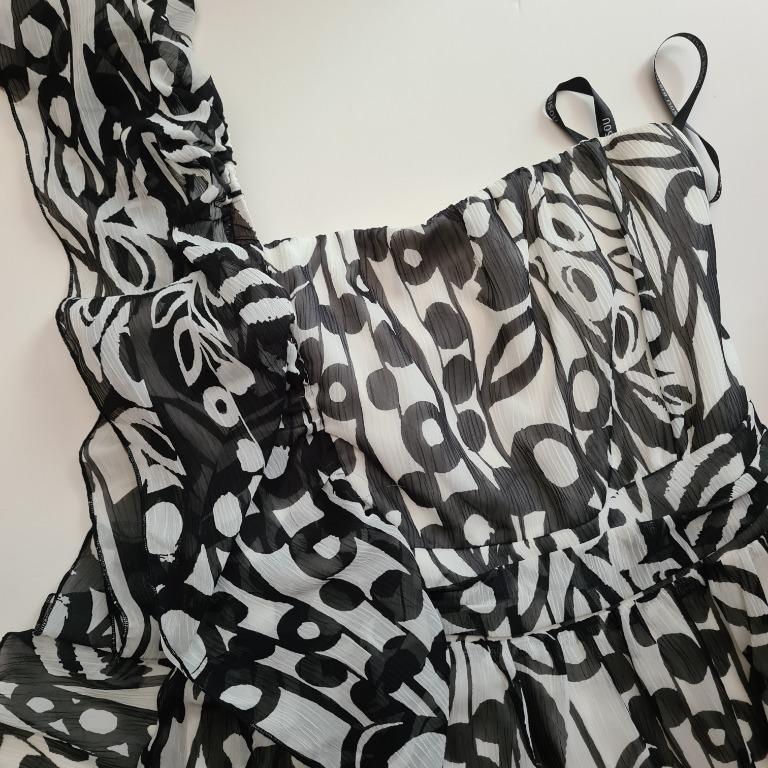 BISOU BISOU Toga Black & White abstract dress (Size 8), Women's Fashion,  Dresses & Sets, Dresses on Carousell