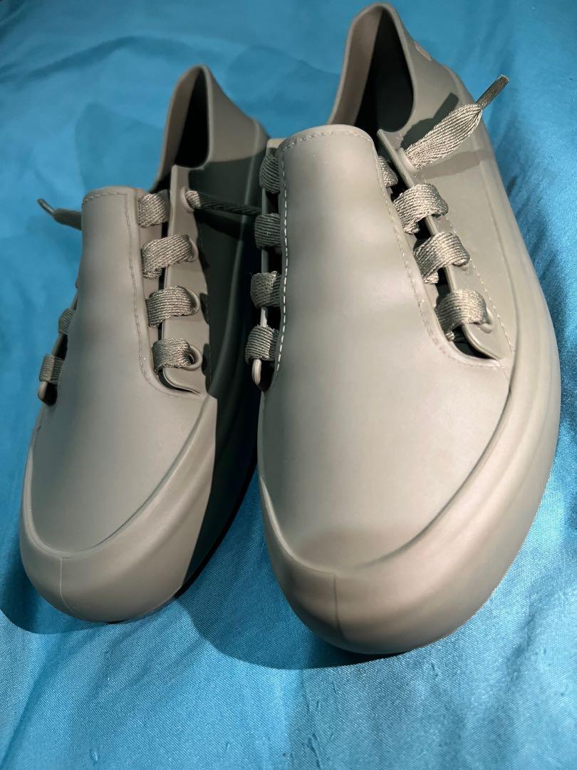 Brand new MELISSA Ulitsa Sneaker (Category: Sneakers) located in Quezon City. Submitted by bhiibang (Listing ID 1167514273, Image 2). Description: Melissa Ulitsa Sneaker Never been used / nakatambak lang with dust bag only Color: army green Size: US 6 / EUR 37 Made in Brazil 📍 Tarlac City/Quezon City.