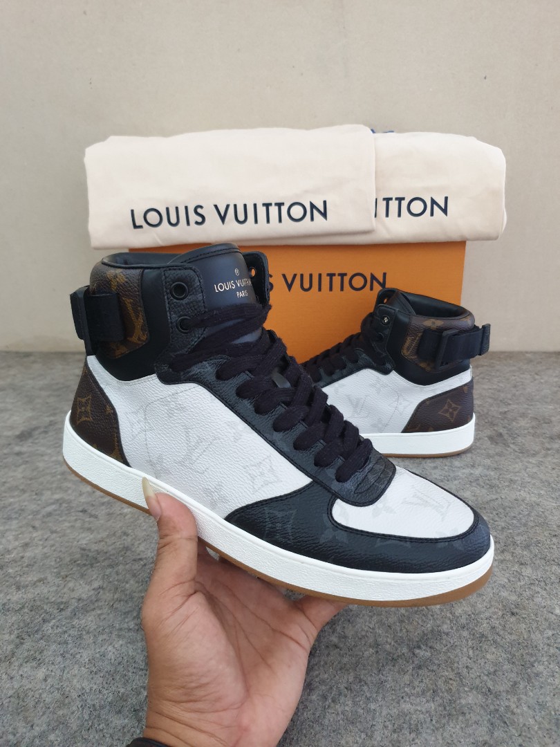 Sepatu Sneaker LV Louis Vuitton Rivoli High Top Denim Second Bekas  Preloved, Fesyen Wanita, Sepatu di Carousell