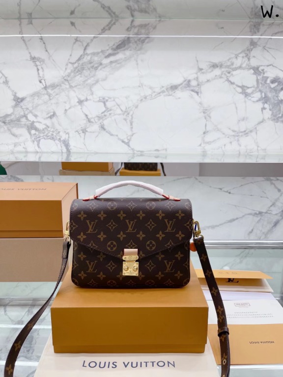 Pochette lv femme sale