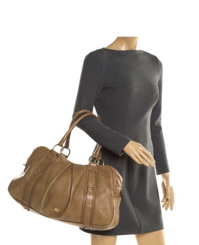 Burberry Brown Leather Malika Hobo Bag (Category: Luxury Bags & Wallets) located in Quezon City. Submitted by rnbhits (Listing ID 1164172111, Image 1). Description: Burberry Brown Leather Medium Malika Hobo Style Malika (In the Style Of) Place of Origin Turkey Condition In very good condition.