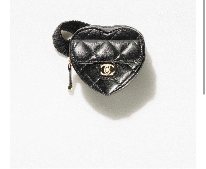 Chanel heart zipped arm coin purse, 名牌, 手袋及銀包- Carousell
