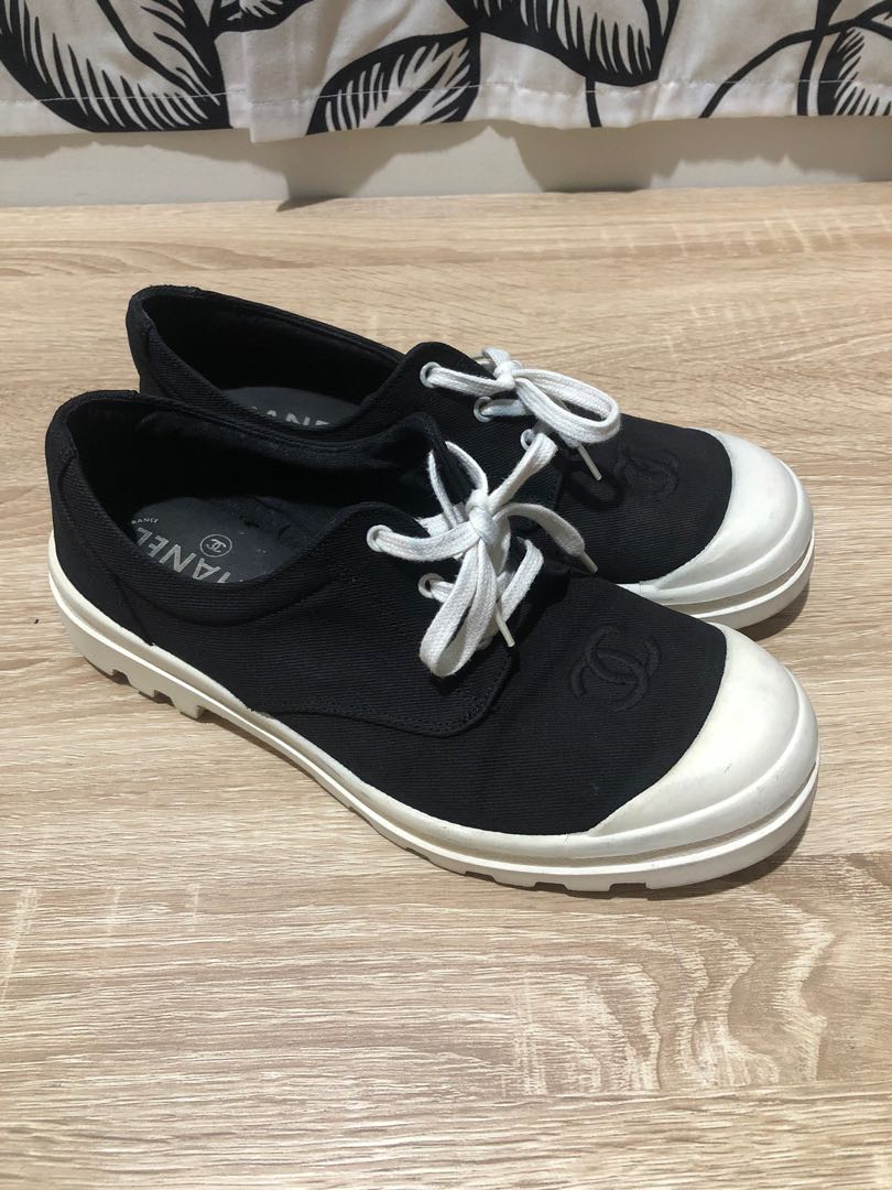 Chanel original authentic aksesoris sneakers shoes sepatu black and white hitam putih vintage rare nego