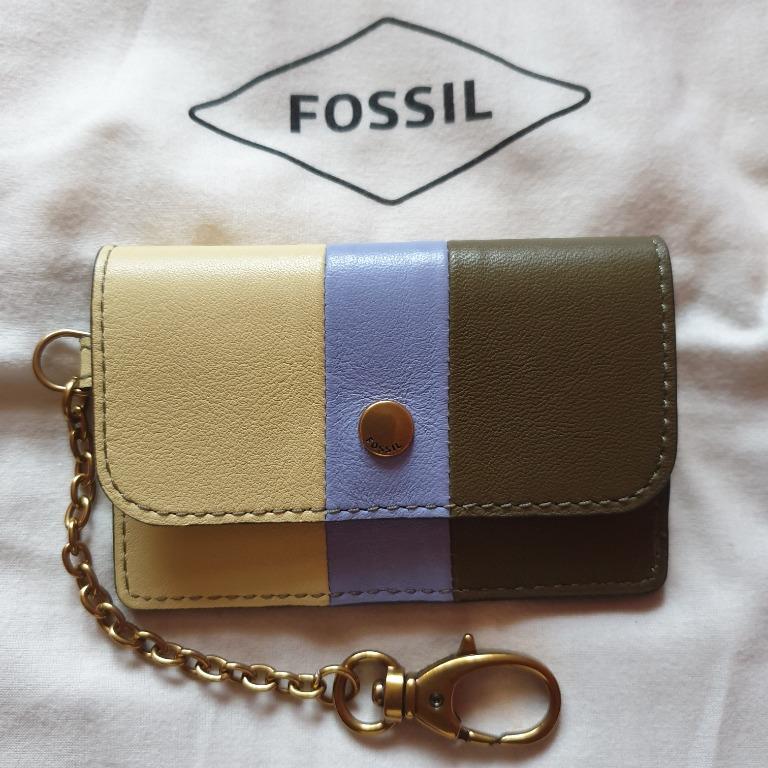 Authentic Fossil Card Holder (Category: Wallets & Card holders) located in Baguio. Submitted by formorecravings (Listing ID 1164137205, Image 1). Description: Used once. Good as new. No flaws and in pristine condition. Complete with care card and dust bag. Originally bought last October 2021. Kindly refer to last pix for the receipt..