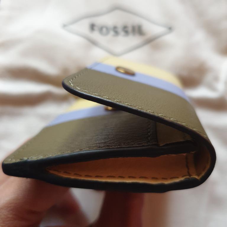 Authentic Fossil Card Holder (Category: Wallets & Card holders) located in Baguio. Submitted by formorecravings (Listing ID 1164137205, Image 3). Description: Used once. Good as new. No flaws and in pristine condition. Complete with care card and dust bag. Originally bought last October 2021. Kindly refer to last pix for the receipt..