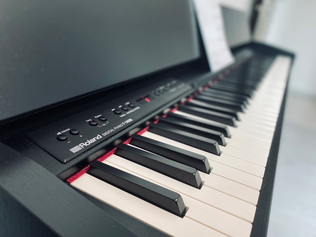 Roland Digital Piano F140R, Hobbies & Toys, Music & Media, Musical