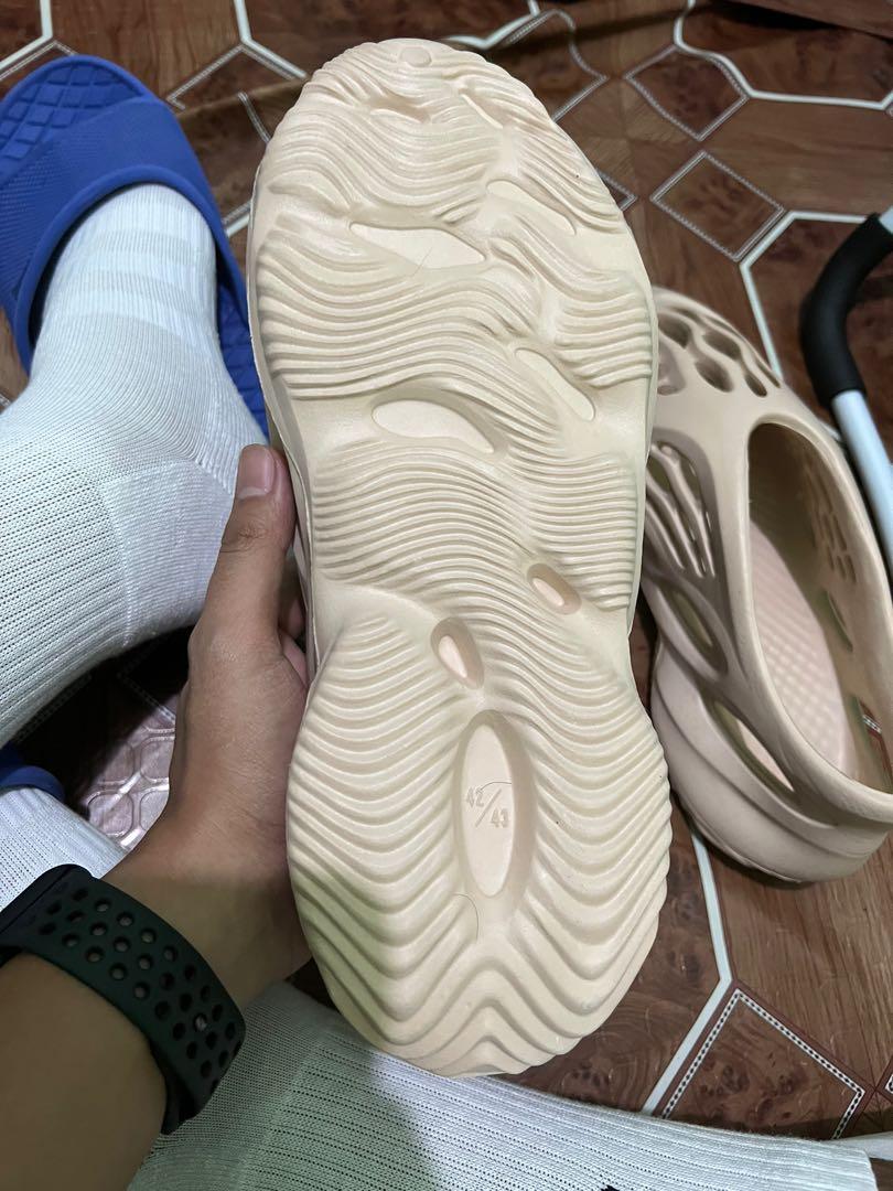 Yeezy Foam Runner Khaki, Men's Fashion, Footwear, Slippers & Slides on