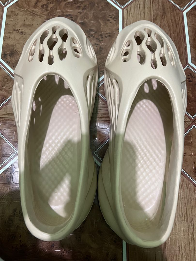 Yeezy Foam Runner Khaki, Men's Fashion, Footwear, Slippers u0026 Slides on  Carousell