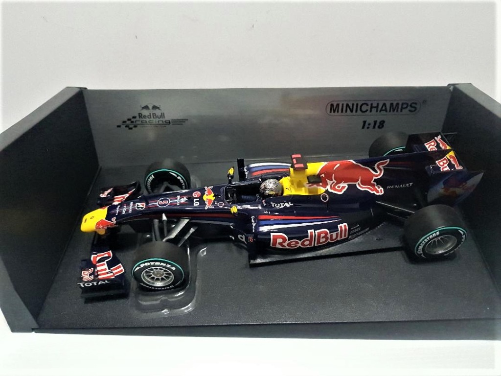 1/18 Minichamps Red Bull Racing RB6 Sebastian Vettel Abu Dhabi GP