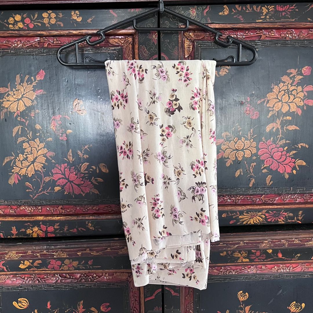 Brandy Melville Scarf in White Floral, Women's Fashion, Watches ...