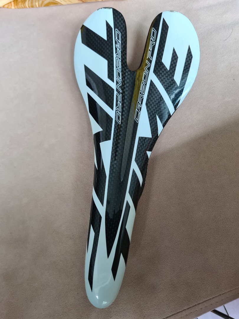 Carbon bike saddle, Sports Equipment, Bicycles & Parts, Parts