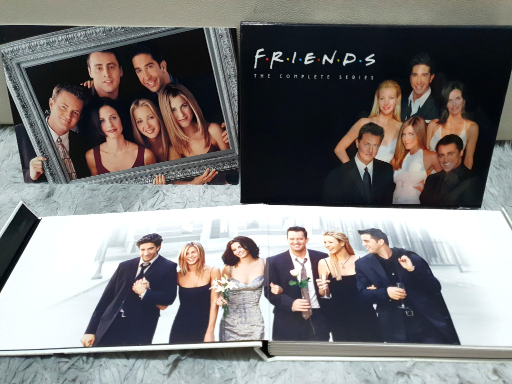 Friends: The Complete Series Collectors Edition Bluray with Lenticular ...