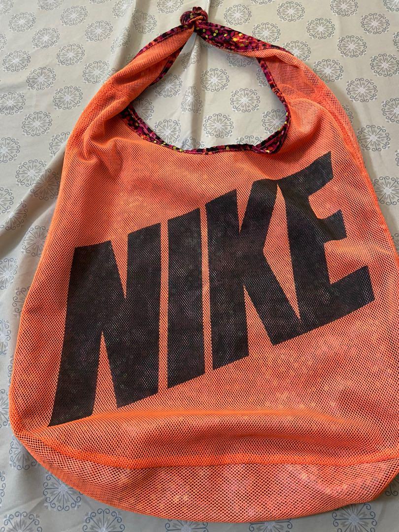 NIKE HOBO/REVERSIBLE BAG (Category: Beach Bags) located in Manila. Submitted by ljsaint (Listing ID 1167671438, Image 1). Description: 9/10 condition. May tahi lang sa polka dots side pero goods pa yan bag. Nastock lang sa cabinet. Reversible sya and original nike. Pwede pang beach bag. 500 plus sf.