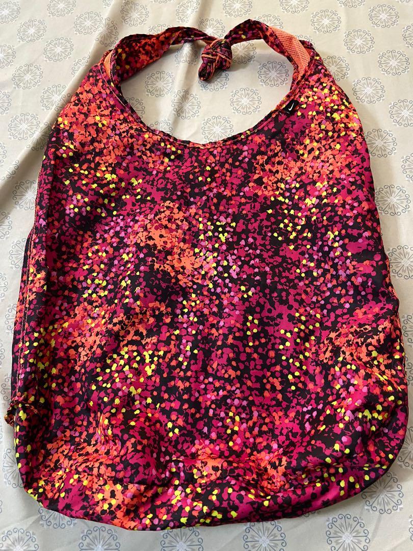 NIKE HOBO/REVERSIBLE BAG (Category: Beach Bags) located in Manila. Submitted by ljsaint (Listing ID 1167671438, Image 2). Description: 9/10 condition. May tahi lang sa polka dots side pero goods pa yan bag. Nastock lang sa cabinet. Reversible sya and original nike. Pwede pang beach bag. 500 plus sf.